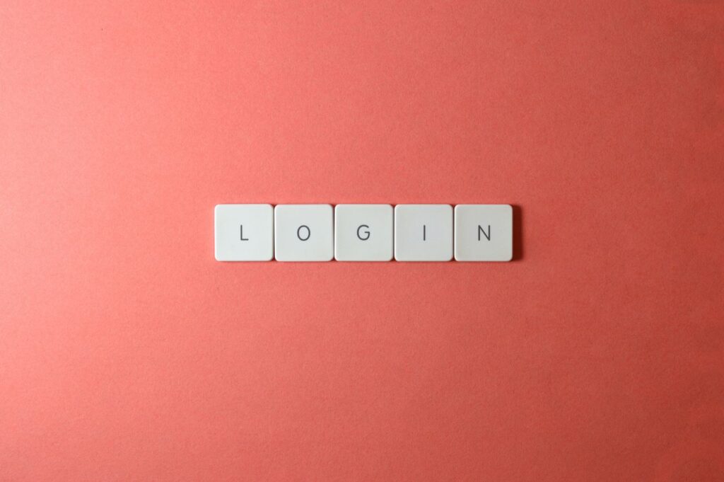 Bogstavbrikker med ordet login på koralfarvet baggrund