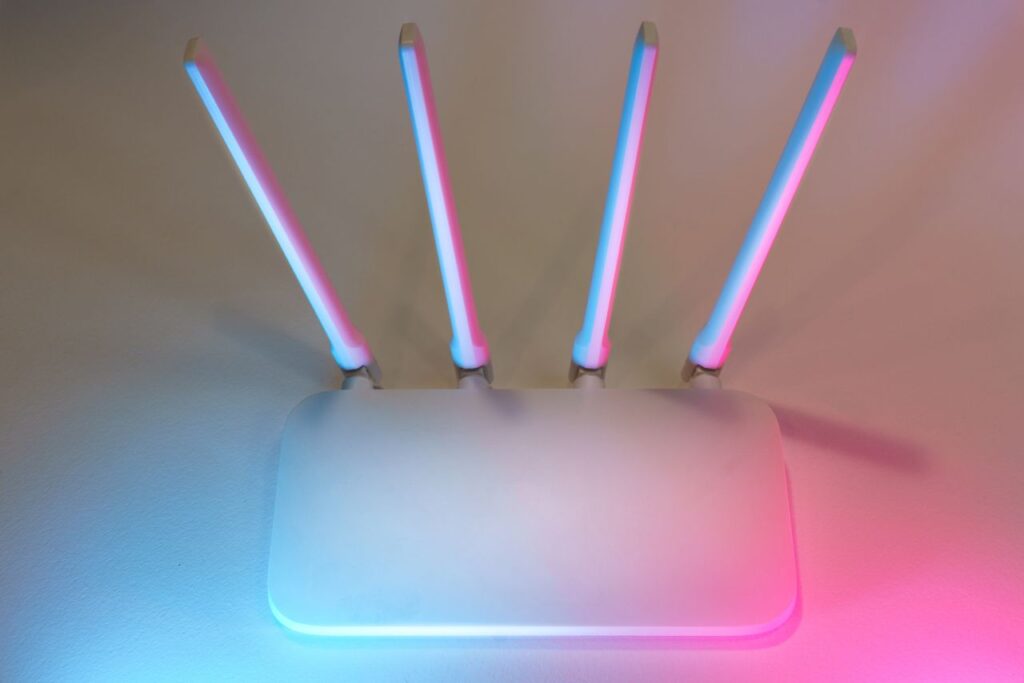 Hvid trådløs router med fire antenner