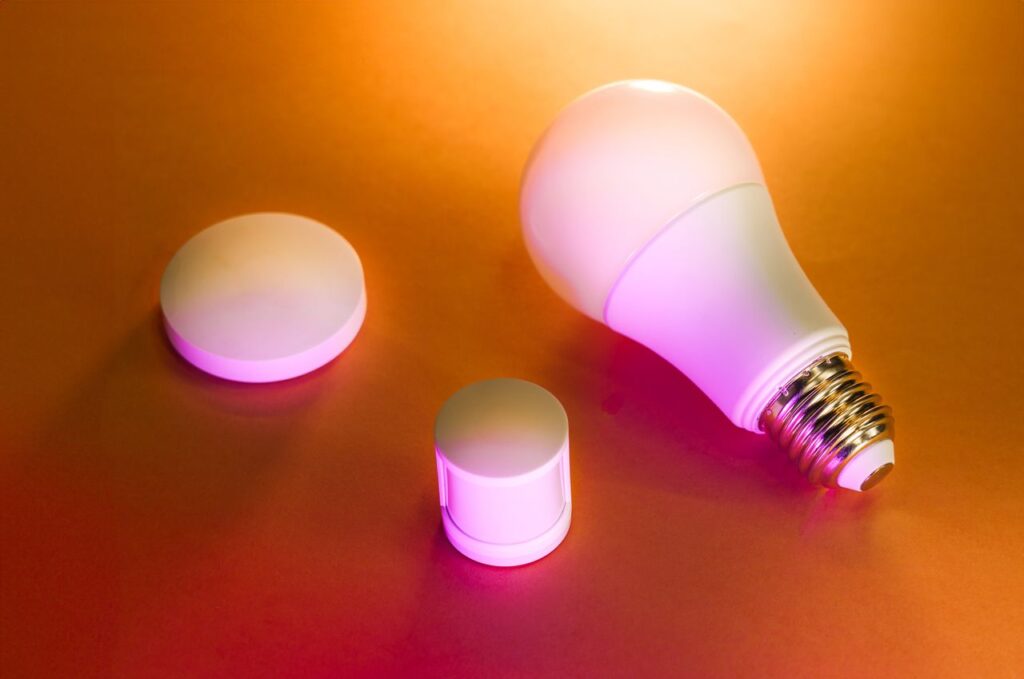 Smart LED-pære med tilbehør på orange baggrund