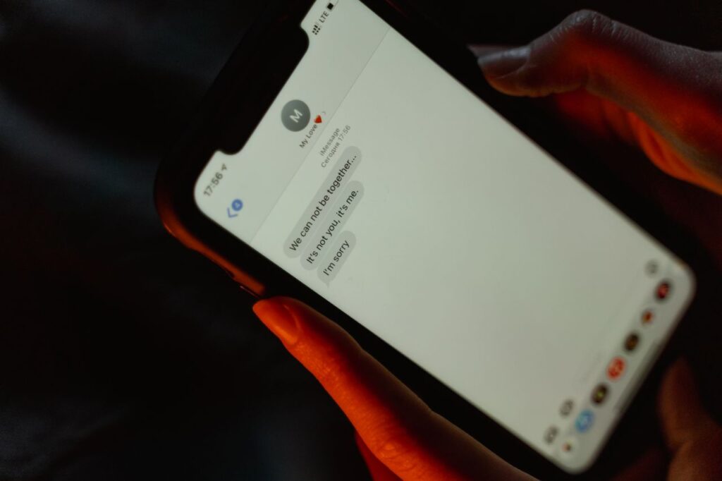 Tæt på en sms på en smartphoneskærm