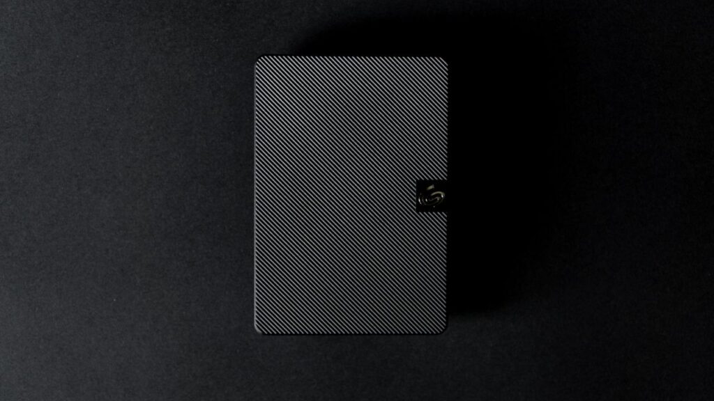 Ekstern harddisk mod en sort baggrund