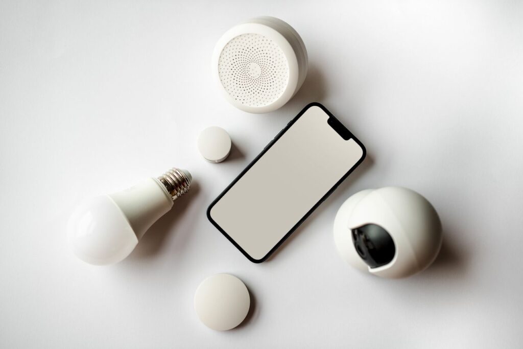 Smartphone og smarte hjemmeenheder på hvid baggrund