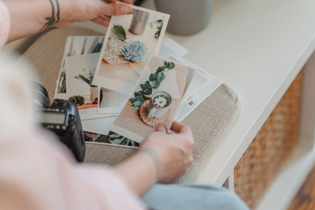 Person kigger igennem udprintede fotos på et bord