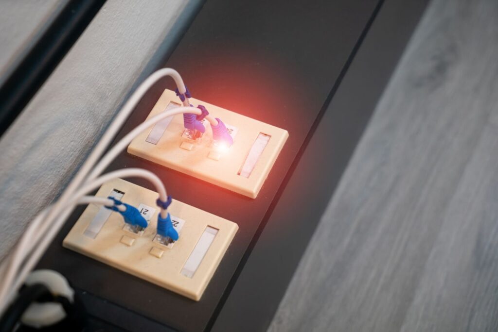 Ethernetporte med kabler og lysende LED-indikatorer