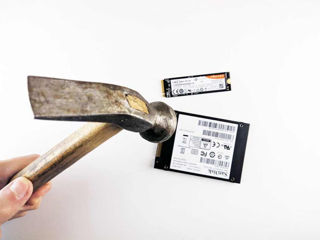 Hammer over en harddisk og en SSD